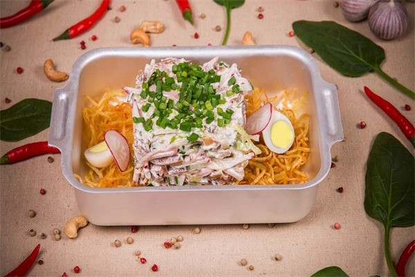 米?？觳? /></p><p><strong>合作方式:</strong></p><p>貴方提供現(xiàn)有的場地(含操作間、倉庫等)、住宿、廚房設(shè)備、設(shè)施、餐具、廚具、水電、燃料或根據(jù)廠方實際情況另定。我公司提供人工、清潔費、損耗、維修、工傷保險、福利、勞動保護用品等費用。具體細節(jié)需要雙方進行協(xié)商。此方式屬于傳統(tǒng)承包方式，對于企業(yè)來說比較省事，省心。</p><p><strong>嚴格要求：</strong></p><p>對供應(yīng)商進行索取有效證件，動植物肉類、海產(chǎn)品的檢疫報告，蔬菜農(nóng)殘檢測報告,對包裝食品以及糧油的廠家證件及質(zhì)檢報告，如進口商品應(yīng)提供相關(guān)質(zhì)檢證明和口岸入境許可證)以便一旦發(fā)生問題及時可以追溯。運輸：配有專門的清潔運輸車輛，確保準時到達食堂網(wǎng)點。、儲存：嚴格按照原材料肉類、禽類、水產(chǎn)品、豆制品的不同特點進行儲存，儲存工具定期清理、清洗、消毒。庫物管理：對送達的原材料進行對單驗收，堅決拒收不合格或即將到期和過期的食材，準確核對驗收過秤，分類入庫、標示清楚、定期檢查商品的有效期。采購索證辦法：肉類每批次檢疫證明樣本：蔬菜農(nóng)殘檢測報告樣本：蔬菜農(nóng)殘安全衛(wèi)生管理，嚴格按照要求索取蔬菜農(nóng)殘檢測安全報告七、食品衛(wèi)生制度(食品加工、環(huán)境衛(wèi)生、個人衛(wèi)生)揀洗加工衛(wèi)生制度蔬菜按一揀、二洗、三切的順序加工。清洗加工過的蔬菜做到無泥沙、無雜草。肉、魚加工時注意檢查質(zhì)量，有毒有害和腐敗變質(zhì)食品不加工。肉類加工后無血、無毛、無污染、水產(chǎn)做到無鱗、無鰓、無內(nèi)臟。宰殺家禽放血安全，除凈毛和內(nèi)臟，病、死家禽不宰殺不加工。</p><p><img src=