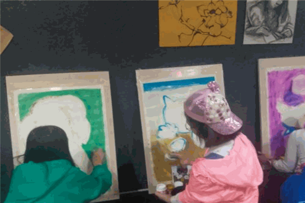 童彩啟迪美術教育