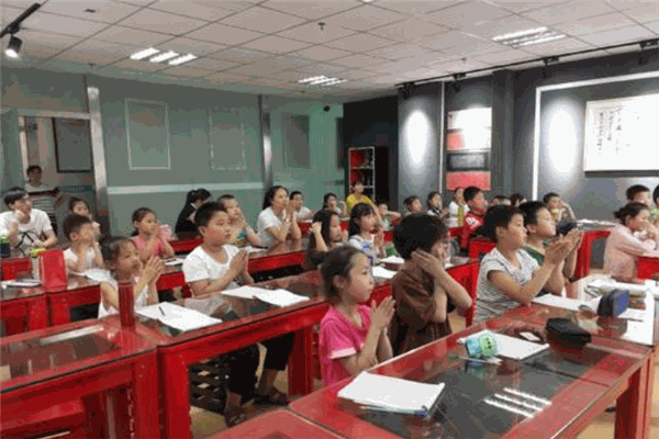 童彩啟迪美術教育