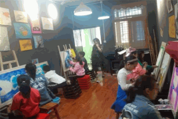 童彩啟迪美術教育