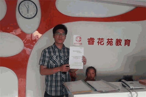 ?；ㄔ方逃? /></p><p><strong>教育理念：</strong></p><p>以振興民族教育事業(yè)為己任，秉承快樂學(xué)習(xí)之真諦。關(guān)愛每個(gè)孩子的成長，因?yàn)槊總€(gè)孩子都會(huì)成為棟梁。為每個(gè)孩子量身打造自己的學(xué)習(xí)探索之路，兢兢業(yè)業(yè)，潛心教學(xué)，不遺余力的提供更優(yōu)質(zhì)服務(wù)。</p><p>博取眾長，?；ㄔ方逃粩喟l(fā)展壯大，已經(jīng)形成一支協(xié)調(diào)，高效，精于管理的團(tuán)隊(duì);深諳教育精粹的專家宏觀指引;熟知教學(xué)規(guī)律的精英精心辦學(xué);德才兼?zhèn)涞膸熧Y隊(duì)伍兢兢業(yè)業(yè);學(xué)習(xí)能力強(qiáng)的中青年骨干保證落實(shí)，“注重細(xì)節(jié)，成就完美”， 
?；ㄔ方逃w員工不斷學(xué)習(xí)，提高素養(yǎng)。以“?；ㄔ方逃删臀磥怼钡膱?jiān)定信念成就學(xué)生美好的未來。</p><p><img src=