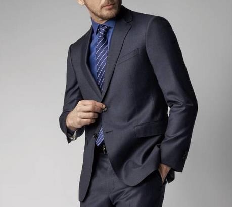 雅戈?duì)栁鞣? /><br></p><p><strong><strong>雅戈?duì)?/strong>品牌故事</strong></p><p>嵊州雅戈?duì)柮徔椨邢薰鞠笛鸥隊(duì)柤瘓F(tuán)股份有限公司全資子公司，成立于2010年12月，注冊(cè)資本3000萬美元，總投資額5000萬美元。</p><p>公司地處嵊州市城東經(jīng)濟(jì)開發(fā)區(qū)，占地面積138余畝，建筑面積43800平方米;現(xiàn)有員工420名，其中高中級(jí)工程技術(shù)人員占總?cè)藬?shù)的15%以上。目前，公司已形成年產(chǎn)精紡呢絨450萬米的能力，產(chǎn)品主要立足高端客戶。</p><p>公司在建立之初就確定了立足高端精紡市場(chǎng)的企業(yè)發(fā)展戰(zhàn)略，重點(diǎn)根據(jù)優(yōu)質(zhì)、高效、連續(xù)化、自動(dòng)化的國際紡織技術(shù)發(fā)展趨勢(shì)，全新引進(jìn)了眾多現(xiàn)代化的生產(chǎn)設(shè)備，以提升企業(yè)的生產(chǎn)工藝要求與水平，確保產(chǎn)品的市場(chǎng)競(jìng)爭(zhēng)力。擁有全套的意大利圣安德烈復(fù)精梳、前紡設(shè)備，細(xì)紗以意大利COGNETEX環(huán)錠、德國SUESSEN緊密紡為主，后紡分別為AUT0CONER338、 
SSM DP1-D及 VOLKMANN VTS-08等設(shè)備，織造配置了 
SUZUKI小樣整經(jīng)、BENNINGER分條整經(jīng)及SMITG9000劍桿織機(jī)，染整相應(yīng)配套了德國、意大利先進(jìn)的染色及后整理生產(chǎn)流水線。公司同時(shí)還大量引進(jìn)了國際先進(jìn)的檢驗(yàn)檢測(cè)設(shè)備，能夠有針對(duì)性的及時(shí)、準(zhǔn)確地提供各項(xiàng)測(cè)試內(nèi)容數(shù)據(jù)，確保產(chǎn)品的性能與質(zhì)量均達(dá)到或超過國際行業(yè)標(biāo)準(zhǔn)。</p><p>雅戈?duì)柮弻⒊掷m(xù)發(fā)展作為公司的長(zhǎng)遠(yuǎn)規(guī)劃，始終致力于穩(wěn)步推動(dòng)質(zhì)量提升與新品開發(fā)，以完善的服務(wù)贏得市場(chǎng)。同時(shí)，雅戈?duì)柮徱呀⑵鹌髽I(yè)內(nèi)部穩(wěn)定的產(chǎn)品研發(fā)與質(zhì)量監(jiān)控體系。公司始終堅(jiān)持科技進(jìn)步的實(shí)際運(yùn)用，在產(chǎn)品質(zhì)地、花型及市場(chǎng)兼顧性上逐步形成了企業(yè)自身的風(fēng)格，通過新工藝、新技術(shù)開發(fā)出系列具有較強(qiáng)市場(chǎng)竟?fàn)幜Φ母吒郊又诞a(chǎn)品，并部分填補(bǔ)國內(nèi)行業(yè)空白。公司還長(zhǎng)年聘請(qǐng)意大利設(shè)計(jì)師及染色、紡紗、后整理專家，針對(duì)區(qū)域市場(chǎng)特性進(jìn)行研發(fā)與生產(chǎn)監(jiān)控，增強(qiáng)產(chǎn)品的海外竟?fàn)幜?，并為進(jìn)一步提升企業(yè)的國際知名度和拓展行業(yè)高端市場(chǎng)莫定了堅(jiān)實(shí)的發(fā)展基礎(chǔ)。</p><p><img src=