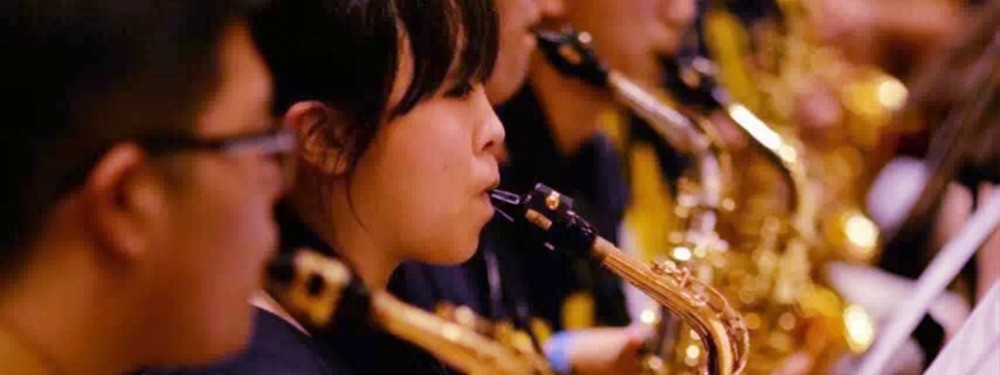 悅?cè)ひ魳分行? /></p><p>悅?cè)そ逃偙O(jiān)</p><p>Dr. Gene Aitken 金.艾特肯 博士</p><p>美國指揮家，爵士樂教育家。原新加坡音樂學(xué)院院長、新加坡交響樂團(tuán)常任指揮，藝術(shù)總監(jiān)。上海音樂學(xué)院客座教授，原新加坡音樂學(xué)院院長。</p><p>新加坡交響樂團(tuán)常任指揮，藝術(shù)總監(jiān)。曾擔(dān)任全美管弦樂隊(duì)之一—華盛頓管樂交響樂團(tuán)的指揮。被授予科羅拉多州的藝術(shù)獎(jiǎng)項(xiàng)：政府卓越藝術(shù)獎(jiǎng)。并獲得美國政府頒獎(jiǎng)的爵士樂終身成就獎(jiǎng)。</p><p><img src=