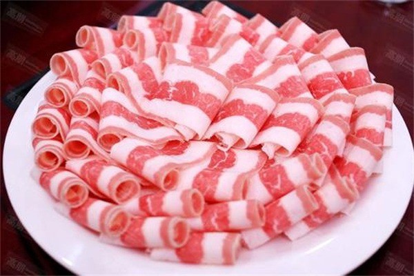 魯西肥?；疱? /></p><p><strong>加盟前景：</strong></p><p>餐飲食品業(yè)作為我國第三產(chǎn)業(yè)中的一個傳統(tǒng)服務(wù)性行業(yè)，始終保持著旺盛的增長勢頭，取得了突飛猛進的發(fā)展，展現(xiàn)出繁榮興旺的新局面。</p><p>改革開放30年來，我國餐飲業(yè)發(fā)展經(jīng)歷了起步階段、數(shù)量型發(fā)展階段、規(guī)?；l(fā)展階段和品牌建設(shè)階段，初步形成了投資主體多元化、經(jīng)營業(yè)態(tài)多樣化、經(jīng)營方式連鎖化、品牌建設(shè)特色化、市場需求大眾化，從傳統(tǒng)產(chǎn)業(yè)向現(xiàn)代產(chǎn)業(yè)轉(zhuǎn)型發(fā)展新格局。</p><p>商務(wù)部發(fā)布的“十二五”期間促進餐飲業(yè)科學(xué)發(fā)展的指導(dǎo)意見中提出，力爭在“十二五”期間，餐飲業(yè)保持年均16%的增長速度，2015年零售額突破3.7萬億元，并培育一批特色突出、營業(yè)額10億元以上的品牌餐飲企業(yè)集團。</p><p>伴隨著政府拉動消費的政策影響、城鄉(xiāng)居民收入較快增長和消費觀念更新等因素，未來餐飲業(yè)依然是引人注目的消費熱點，中國餐飲消費水平將繼續(xù)保持高速增長。</p>
                </div>
                <div   id=