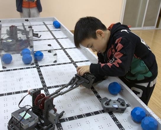 泊思地青少兒樂高教育編程機(jī)器人