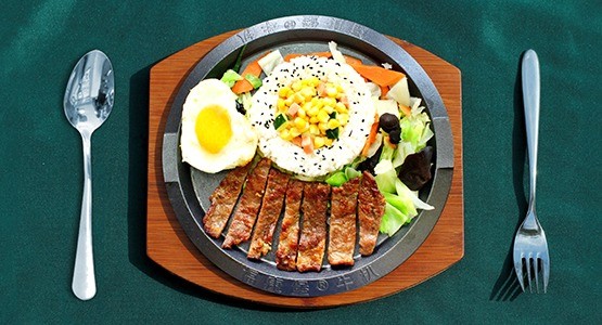 ?？当づ０秋? /></p><p>一經(jīng)推出就受到了廣大中小投資者的熱烈歡迎，來(lái)考察學(xué)習(xí)的加盟商絡(luò)繹不絕，所到之處都出現(xiàn)排隊(duì)購(gòu)買(mǎi)的火爆場(chǎng)面，截至目前，加盟區(qū)域已覆蓋山東、河南、湖北等省。我國(guó)的美食是很多的，不同的食材經(jīng)過(guò)烹制，可以搭配出非常奇妙的滋味，讓人感到無(wú)敵美味，?？当づ０秋堊猿闪⒁詠?lái)，始終秉承時(shí)尚、健康、營(yíng)養(yǎng)、美味、快捷的經(jīng)營(yíng)理念，向市場(chǎng)提供各種特色美食，憑著獨(dú)特的口味優(yōu)勢(shì)征服市場(chǎng)，成為億萬(wàn)食客消費(fèi)的!加盟?？当た晒潭ㄩ_(kāi)店，僅需投資五至六萬(wàn)就可實(shí)現(xiàn)創(chuàng)業(yè)夢(mèng)想，是小本創(chuàng)業(yè)投資者的優(yōu)選項(xiàng)目。 
一經(jīng)推出就受到了廣大中小投資者的熱烈歡迎，來(lái)考察學(xué)習(xí)的加盟商絡(luò)繹不絕，所到之處都出現(xiàn)排隊(duì)購(gòu)買(mǎi)的紅火場(chǎng)面。大范圍，廣覆蓋，諸多加盟店，用事實(shí)說(shuō)話，靠譜優(yōu)質(zhì)，保證質(zhì)量，是您加盟的不二選擇。</p><p><img src=