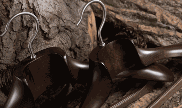 金領(lǐng)結(jié)原木衣架