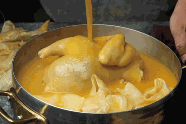 潮阿?；疱? /></p><p>潮阿?；疱伒奶厣谟凇靶迈r看得見”，用“新鮮”去打動(dòng)消費(fèi)者。鮮貨火鍋以清遠(yuǎn)走地雞為食材，配以新鮮的鮑魚、花膠等天然食材煲制而成。湯底采用八小時(shí)熬制雞湯，十分鮮美，“拒絕雞精，拒絕味精”。潮阿牛火鍋對(duì)味道和營(yíng)養(yǎng)是絕對(duì)的追求，鮮和濃郁是美食最質(zhì)樸深遠(yuǎn)的分解。最美的味道是平常味，最地道的美食是百姓菜，不忘初心，道法自然，從食材到器皿，從一滴水到一碗湯，隨其自然，匠心慢燉，用湯傳遞溫暖，用湯傳遞愛。</p><p><img src=