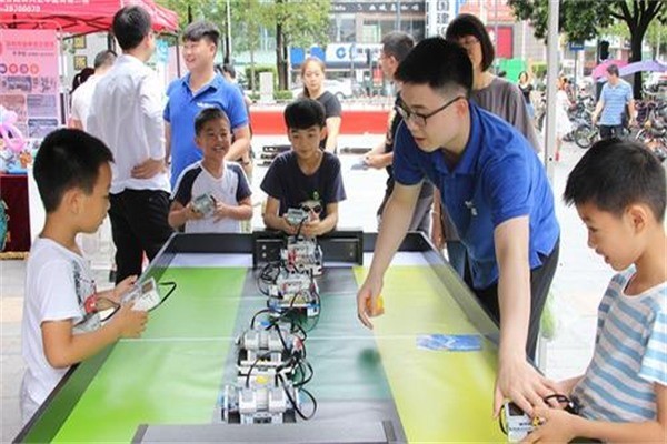 西覓亞機(jī)器人教育