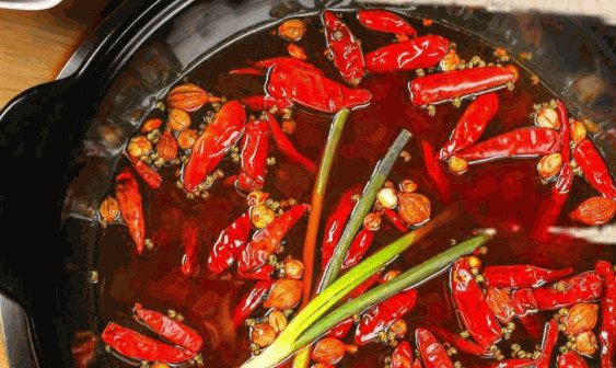 老街小?；疱伌? /></p><p>品牌故事</p><p>老街小牛的前身是新鴻社區(qū)的小牛冷鍋串串,小牛是90年代陜西街奧帝火鍋的傳人，奧帝火鍋是20年前在銅火鍋和老媽火鍋夾縫中頑強生存過三年的地道老成都火鍋。陜西街有著悠久的歷史，芙蓉街是它的藝名,梨花對芙蓉,指的就是梨花節(jié)對面的芙蓉街。即目前的陜西街。老街小牛名字的由來即使如此。</p><p>項目前景</p><p>《中國餐飲報告2019》指出，過去一年中國餐飲市場規(guī)模已達42716億元，首次突破“四萬億”規(guī)模。隨著中國宏觀經(jīng)濟迅速發(fā)展，居民收入水平提高，城鎮(zhèn)化進程加快，人們消費觀念和生活方式也發(fā)生了極大的改變，在外就餐的人員和就餐頻率也越來越多。作為特色餐飲行業(yè)之一的火鍋，以其簡單、快捷、經(jīng)濟、營養(yǎng)的消費模式成為了大眾化餐飲中的重要組成部分，受到了數(shù)以萬計年輕人的青睞。2019年全國火鍋業(yè)實現(xiàn)收入9600億元，占全國餐飲業(yè)收入的20%左右，成為全國規(guī)模最大的細分品類。預(yù)計未來將持續(xù)保持快速增長，火鍋行業(yè)龐大的市場規(guī)模以及良好的發(fā)展前景。</p><p><img src=