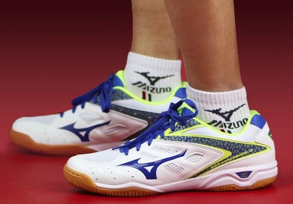 美津濃運(yùn)動(dòng)鞋