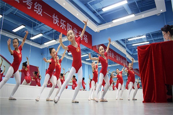 快樂(lè)陽(yáng)光藝術(shù)教育