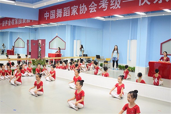 快樂(lè)陽(yáng)光藝術(shù)教育