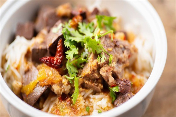 爺爺?shù)耐晾彶? /></p><p><strong>公司簡(jiǎn)介：</strong></p><p>長(zhǎng)沙長(zhǎng)福餐飲服務(wù)有限公司成立于2003年，旗下主要經(jīng)營(yíng)爺爺?shù)耐晾彶说绕放?，?jīng)過(guò)十幾年的發(fā)展壯大，營(yíng)業(yè)面積達(dá)23000多平方米，擁有198個(gè)豪華包廂，安排就業(yè)人數(shù)達(dá)1800多人。經(jīng)營(yíng)業(yè)績(jī)良好，創(chuàng)造了良好的經(jīng)濟(jì)效益和社會(huì)效益。長(zhǎng)沙長(zhǎng)福餐飲服務(wù)有限公司在長(zhǎng)達(dá)十幾年的餐飲經(jīng)營(yíng)中，恪守餐飲經(jīng)營(yíng)之道，匯集湘菜飲食之精髓，融合各大菜系名菜特色，在市民中取得良好口碑，得到市場(chǎng)的認(rèn)可。</p><p><img src=