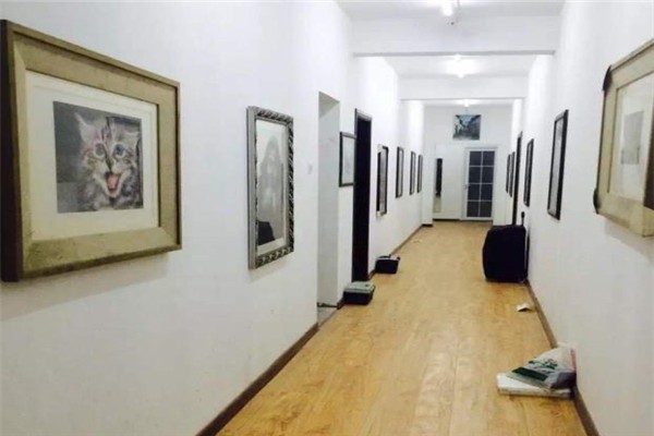 藝?yán)犬嬍? /></p><p>鄭州藝?yán)犬嬍遗嘤?xùn)中心以中央美術(shù)學(xué)院/清華美術(shù)學(xué)院/中國(guó)美術(shù)學(xué)院等中國(guó)高等藝術(shù)院校本科招生為培養(yǎng)方向的美術(shù)基地。教學(xué)設(shè)施一應(yīng)俱全，藝?yán)犬嬍易钪匾暬A(chǔ)教育，老師嚴(yán)格要求每位學(xué)院認(rèn)真完成每張課上和課下作業(yè)，因?yàn)槊恳粡埉嫸际菍W(xué)生邁向成功的踏實(shí)足跡。畫畫是鍛煉自己，磨練自己意志的藝術(shù)，所以在這里，我們獻(xiàn)給吃不得苦的學(xué)生們幾句名言“吃得苦中苦，方位人上人”“吃不了別人想不到的苦，就得不到別人想不到的榮譽(yù)”。</p><p><img src=