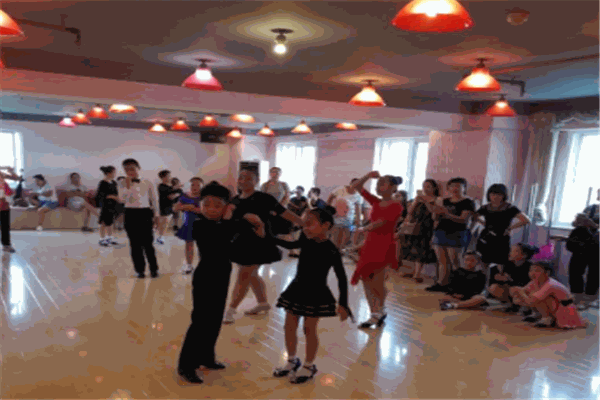 靈動(dòng)舞蹈培訓(xùn)中心