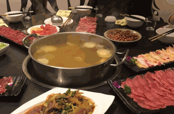 真?；疱?/></p><p>濟(jì)南真牛餐飲管理咨詢有限公司公司專注于全國(guó)加盟為主，擁有自己的管理團(tuán)隊(duì)80人，散養(yǎng)牛的養(yǎng)殖基地，還有自己的技術(shù)產(chǎn)品研發(fā)團(tuán)隊(duì)50人以上，和有著市場(chǎng)營(yíng)銷的資深人員100人以上。</p><p><p>真牛火鍋可以做到全國(guó)各地的口味標(biāo)準(zhǔn)化和量化，有著自己的后備人員培訓(xùn)學(xué)校，無需廚師化，簡(jiǎn)單易學(xué)好操作，可以讓全國(guó)各地的加盟商無后顧之憂，伸出你發(fā)財(cái)?shù)碾p手，“牛好?！辈惋嬘邢薰窘o你一把打開寶藏的鑰匙，你我同行，讓你改變?nèi)松?，享受美好時(shí)光，做個(gè)輕松的老板!!</p></p><p><img src=