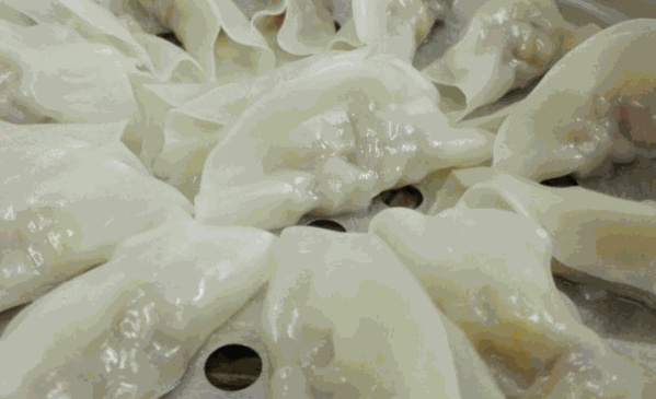 粥餃?zhǔn)兰?/></p><p>粥餃?zhǔn)兰覍Ｗ⒂趥鹘y(tǒng)飲食文化的傳承，只為華夏兒女享用正宗好粥。創(chuàng)辦至今，喜雪餐飲一直秉持著綠色安全、健康養(yǎng)生、新鮮美味的經(jīng)營(yíng)理念，打造出了專屬于喜雪餐飲的品牌——粥餃?zhǔn)兰摇?/p><p><p>經(jīng)過近八年的悉心經(jīng)營(yíng)和市場(chǎng)調(diào)研，粥餃?zhǔn)兰铱偨Y(jié)出了一套十分完善的運(yùn)營(yíng)體系和可復(fù)制性強(qiáng)的規(guī)范化操作流程。目前，全國(guó)已開設(shè)40余家粥餃?zhǔn)兰抑睜I(yíng)門店，百余家合作門店，粥餃?zhǔn)兰业脑露韧赓u銷量屢破萬(wàn)單，贏得了廣大消費(fèi)者的認(rèn)可。</p></p><p><img src=