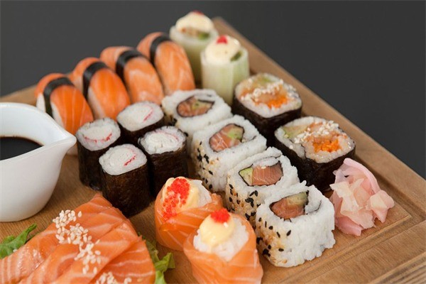 魚旨?jí)鬯? /></p><p><strong>品牌特色：</strong></p><p>魚旨?jí)鬯荆簣?jiān)持選用天然食材料理</p><p>魚旨?jí)鬯居妹住獓?yán)選東北種植越光大米之心悅極上品種作為餐廳重要食材。越光米具有粘性強(qiáng)、口感佳、風(fēng)味獨(dú)特的特點(diǎn)。</p><p>魚旨?jí)鬯居盟獮榱颂嵘罪埖目诟?，餐廳以傳統(tǒng)精致的烹調(diào)秘技，用 尖端的過濾系統(tǒng)(逆浸透膜過濾系統(tǒng))RO 
System過濾后的水，將水的分子打散，讓純水完全滲透入食材，令其真味得以保留。</p><p>魚旨?jí)鬯居檬巢摹幌е亟鹁x 
貝類、海鮮、蔬果等，有特定的供貨渠道，以保證食材的品質(zhì)穩(wěn)定。對(duì)食材的部位、肉質(zhì)、新鮮程度等極為重視，透明化生產(chǎn)，絕不通過降低食材品質(zhì)而獲利。健康而真誠(chéng)的態(tài)度，是永遠(yuǎn)不變的原則。</p><p>魚旨?jí)鬯荆?健康 時(shí)尚 多元</p><p>魚旨?jí)鬯窘】得牢?、健康生活——魚旨?jí)鬯緩钠放平⒅?，就以健康這一理念為基礎(chǔ)，從食材選取、烹飪方法、菜品設(shè)計(jì)等多個(gè)方面保證客人的健康飲食。</p><p>魚旨?jí)鬯緯r(shí)尚料理、時(shí)尚生活——魚旨?jí)鬯静痪心嘤趥鹘y(tǒng)的生活方式，堅(jiān)持美食也可以很時(shí)尚的風(fēng)格，從餐廳環(huán)境、用餐氛圍、菜品混搭等多個(gè)方面塑造都市快時(shí)尚的生活氛圍，成功引領(lǐng)了多個(gè)城市的時(shí)尚用餐風(fēng)潮。</p><p>魚旨?jí)鬯径嘣似?、多元生活——魚旨?jí)鬯静⒉痪窒抻谀骋活惒耸?，敢于大膽嘗試、勇于創(chuàng)新融合，集各國(guó)料理所長(zhǎng)，甄選食材，不斷挖掘開發(fā)，形成了自成一格的多元風(fēng)格，成為都市年輕品位一族用餐的首選之處。</p><p><img src=