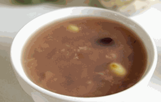 粥當(dāng)?shù)?/></p><p>多種五谷雜糧，以營養(yǎng)均衡搭配的形式，加入多種優(yōu)質(zhì)的原料好物，紅棗、桂圓和鮮肉等，進行燉煮，經(jīng)過長時間的熬煮以后，讓粥更加的容易消化，而且可以激發(fā)食材中的營養(yǎng)物質(zhì)，填補體質(zhì)的空缺。像八寶粥、金絲南瓜粥和青菜瘦肉粥，還有皮蛋瘦肉粥和小米燕麥粥等，多種不同口味的粥品匯聚，滿足消費者的挑選需求。</p><p><p>多元化的美食是消費者青睞的對象，粥當(dāng)?shù)?，采擁?fù)合式經(jīng)營的模式，匯聚全天不同時段的就餐需求，推出豐富的餐品，滿足三餐的口感之選。多種粥品搭配，還有多種的面食系列和特色的小菜，豆?jié){和砂鍋系列，還有炒飯等，加上美味的小炒，滿足不同時段的就餐選擇。</p></p><p><img src=