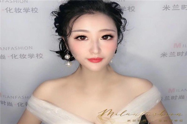 米蘭化妝造型職業(yè)培訓(xùn)