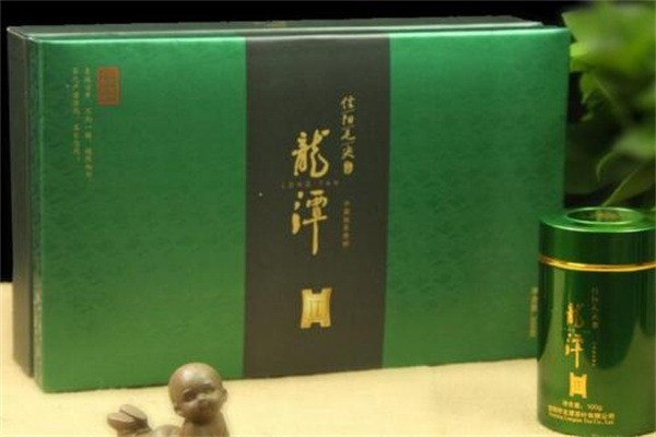 龍?zhí)恫? /></p><p>公司以自建的500畝高標準示范茶園和下設的龍?zhí)恫鑿S、6個分廠及周邊的8個小加工廠為依托，采用了精湛的加工工藝，生產(chǎn)紫陽富硒毛尖（原銀針、翠峰、傳統(tǒng)毛尖等）、紫陽富硒高香綠茶（原中低檔毛尖、炒青）和濃香機制曬青茶3大類產(chǎn)品13個品種，年供貨能力達100噸以上。</p><p>公司現(xiàn)圍繞基地天然有機化，加工質(zhì)量衛(wèi)生清潔化，營銷服務平臺多功能化的三大特色建設為中心。依托生物科研單位，開發(fā)以茶葉為原材料的健康飲品深加工項目。全面達到“紫陽富硒茶，健康千萬家”的服務目標。公司現(xiàn)已取得“QS”認證、紫陽富硒茶國家原產(chǎn)地保護和證明商標的使用權(quán)、質(zhì)量管理體系認證：ISO9001.2000和有機茶、有機食品的認證。產(chǎn)品以“龍?zhí)俄崱钡绕放仆斗攀袌?，深受消費者的青睞。2004年獲得國家地理標志產(chǎn)品，2005年國家工商總局對紫陽富硒茶實施“證明商標”保護，2008年榮獲“中國名茶之鄉(xiāng)”稱號和陜西省名牌產(chǎn)品。</p><p>我們的經(jīng)營宗旨是“健康品茶”，龍?zhí)恫铇I(yè)有限公司何鑫熱忱歡迎各界朋友來紫陽作客品嘗“龍?zhí)俄崱迸谱详柛晃?。我們以?yōu)質(zhì)的產(chǎn)品和一流的服務，熱誠希望與國內(nèi)外朋友加強經(jīng)濟文化合作，發(fā)展貿(mào)易，共創(chuàng)未來。</p><p><img src=