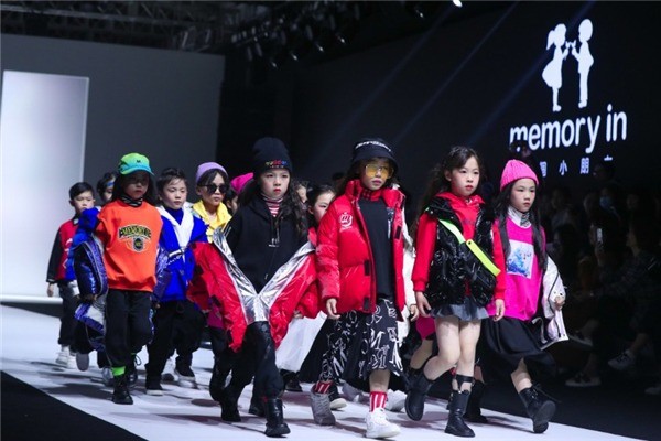 兩個(gè)小朋友