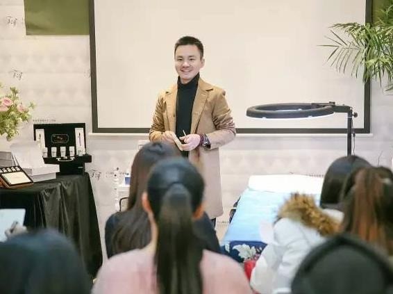 方梓毅半永久化妝學(xué)院