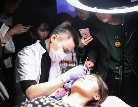 方梓毅半永久化妝學(xué)院