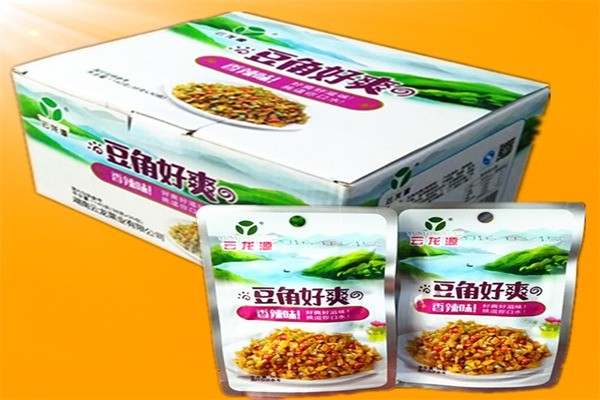 龍?jiān)词称? /></p><p><strong>產(chǎn)品介紹：</strong></p><p>青島龍?jiān)窗l(fā)食品有限公司主要生產(chǎn)各種速凍面米食品：春卷系列、蒸餃系列和燒麥系列等速凍面點(diǎn)系列產(chǎn)品。經(jīng)過HACCP和ISO9001認(rèn)證，廠內(nèi)有熟練職工500余人,各種管理人員40多人，年生產(chǎn)能力3000T。全部出口日本、韓國、美國、英國、新西蘭、德國等歐美國家，生產(chǎn)供不應(yīng)求。</p><p>二期工程投入一千多萬元建立面食車間，建筑面積達(dá)2400㎡，主要生產(chǎn)面食類、包子、水餃、春卷等產(chǎn)品，擬銷歐美、日本等國。車間年生產(chǎn)能力達(dá)到2500—3000T。</p><p>我公司地處蔬菜、水果等農(nóng)業(yè)基地，物美價(jià)廉品質(zhì)新鮮，物產(chǎn)豐富，極易就地取材，條件優(yōu)越 。</p><p>為使企業(yè)在短期內(nèi)向縱深急速發(fā)展，向多元化邁進(jìn)，公司總經(jīng)理?xiàng)钤龉庀壬笄衅谕c外商同仁，密切合作共圖輝煌!</p><p><img src=