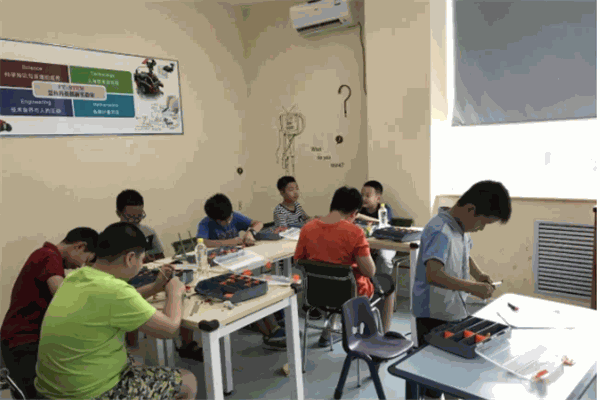 小創(chuàng)客機器人教育