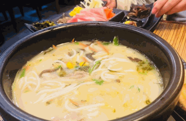 過(guò)橋緣雞湯米線