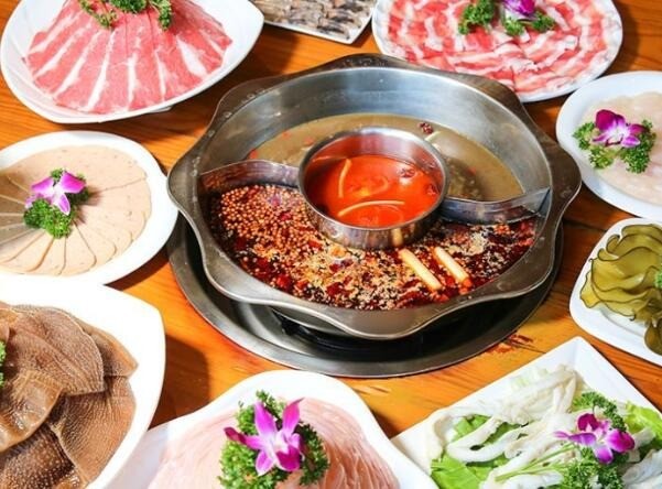 嘉德?lián)苹疱? /></p><p>嘉德?lián)撇惋嬈煜碌摹凹蔚聯(lián)啤被疱伿俏覀儶?dú)創(chuàng)的火鍋品牌，擁有自己的注冊商標(biāo);從嘉德?lián)苹疱亜?chuàng)辦以來，其獨(dú)特的湯料味型、品牌形象、裝飾風(fēng)格等方面得到了各界人士的高度贊譽(yù)。我們嘉德?lián)苹疱仜]有任何背景也不會嫁接、借用任何典故。我們會的只是努力創(chuàng)造出優(yōu)美的就餐環(huán)境，優(yōu)質(zhì)的服務(wù)，踏踏實(shí)實(shí)的做好每一份食材來回報每一位食客?我們始終堅(jiān)持6+7+8的原則來讓利于每位食客，這就是我們的理念和宗旨。</p><p>嘉德?lián)苹疱佊星逵?、牛油雙椒火鍋，鮮青花椒，剔透碧綠、清香純麻;耙海椒，紅亮香辣、勁道不凡;更加入近30種中草藥以純正植物油秘制，湯愈煉愈濃，味則愈燒愈厚，色澤鮮亮而絕無凝結(jié)之濁滯，入口則在麻辣中更透出鮮香的清爽，食后不上火不油膩。</p><p><img src=