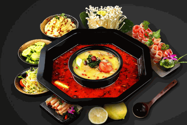 一鍋兩頭?；疱? /></p><p>一鍋兩頭?；疱仌r刻以市場為導(dǎo)向，以滿足市場需求為出發(fā)點(diǎn)和立足點(diǎn)，才會憑著自己的創(chuàng)立意識和發(fā)展?jié)摿?，不斷的提高在市場上的地位和競爭力。而且精英團(tuán)隊(duì)經(jīng)驗(yàn)豐富，熟知整個餐飲行業(yè)，更有現(xiàn)代化經(jīng)營管理理念，成為推動品牌發(fā)展的動力和扶持。當(dāng)公司投入大量資金，挖掘人才組建團(tuán)隊(duì)之后，也壯大了自身的實(shí)力，致力于成為行業(yè)內(nèi)的標(biāo)桿企業(yè)。</p><p><img src=