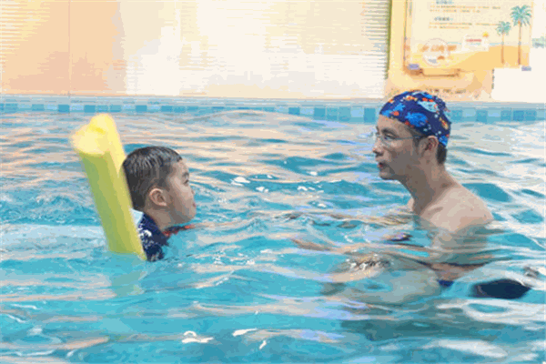 嘟寶親子游泳俱樂部