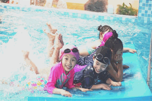 嘟寶親子游泳俱樂部