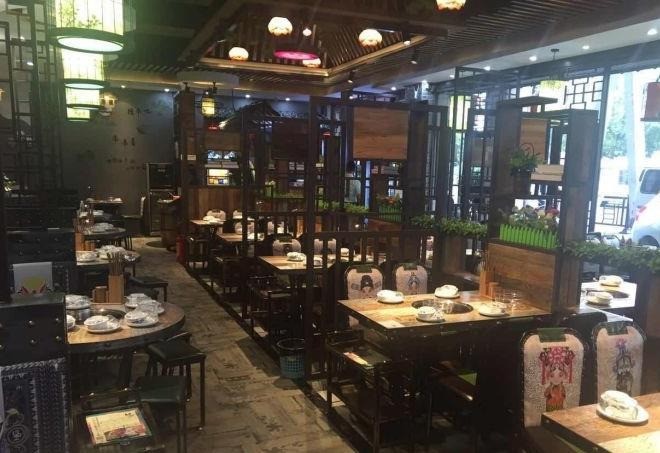 金大口?；疱伌? /></p><p>金大口?；疱伌銕资N口味，幾十種選擇：</p><p>十全滋補(bǔ)小火鍋、老菌鍋、養(yǎng)顏當(dāng)歸鍋</p><p>西域咖喱鍋、清雞湯鍋、濃湯母雞鍋、濃金湯鍋</p><p>酸辣湯鍋、酒燉鯽魚(yú)鍋、花旗人參鍋</p><p>紅燜羊肉鍋、過(guò)把癮等等各種特色鍋底</p><p>小火鍋的菜品非常豐盛，36種口味，各種鍋底，提高/增加每個(gè)人的獨(dú)特口味與感官。</p><p><img src=