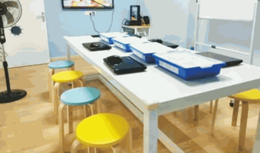 特力科機(jī)器人科教中心