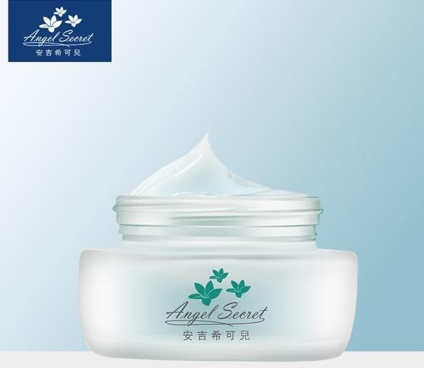 安吉?？蓛? /></p><p>安捷舒自進(jìn)入中國(guó)大陸市場(chǎng)以來，事業(yè)版圖蓬勃發(fā)展。安吉?？蓛喝诤蠔|方草藥的神奇和西方精油的神秘力量，她的每一個(gè)系列都擁有歐洲研發(fā)中心研制的prana配方，可依個(gè)人肌膚狀況與膚質(zhì)不同，適度釋放出其所需的能量養(yǎng)分，滿足每個(gè)人的肌膚需求。</p><p><img src=