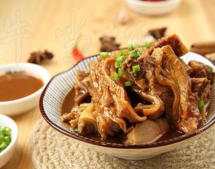 牛當(dāng)?shù)? /><br></p><p><strong>品牌起源</strong></p><p>乾隆年間，一位回族廚師由邊疆來廣州營生，靠賣牛肉為生。一年春節(jié)，嶺南地區(qū)大寒.一群好友給回族廚師拜年,逢飲之際,為招待好友,因牛肉用盡,于是將宰牛所剩之牛肚、牛腩、牛腸、牛膀、牛肺等物與蘿卜放入鍋中烹煮,同時又加入八角、桂皮等配料入鍋。不久 
，滿屋飄香，入口味道極佳?；刈鍙N師在朋友的建議下，把此美味食品支攤出售。此牛雜一出，立即吸引了眾多路人光顧。不多久口碑相傳,門庭若市.后為攜帶方便,將牛雜剪成小塊蘸著辣椒醬吃,入口回味無窮.于是,善食的廣州人都紛紛仿效,蘿卜牛雜便一味流傳至今.牛當(dāng)?shù)琅ｋs師傳正宗嶺南風(fēng)味牛雜，得到了廣大市民和政府的支持，為了更好的弘揚特色小吃文化，于是取名：“牛當(dāng)?shù)馈?，寓意：堅守牛雜文化之道，樹立牛雜第一品牌!</p><p>牛當(dāng)?shù)酪云淇谖丢毺?，品種多樣，貼近時尚而倍受廣大消費者的青睞，迅速成為了全國嶺南牛雜休閑類食品的領(lǐng)軍品牌。通過特許授權(quán)合作這一新型模式的成功嫁接和運用，品牌快速向全國擴展。目前牛當(dāng)?shù)琅ｋs已經(jīng)覆蓋中國大部分重要的省市，比如廣東，蘇州，天津等發(fā)達地方。</p><p>牛當(dāng)?shù)琅ｋs秉承 規(guī)范管理 標(biāo)準(zhǔn)服務(wù) 
誠信經(jīng)營的經(jīng)營理念，引進了高級的產(chǎn)品研發(fā)方案結(jié)合具有20多年資深大廚研發(fā)操作，并組建了精干高效的專業(yè)管理團隊，通過運用先進的市場營銷手段，整合產(chǎn)品的各種優(yōu)勢資源，與客戶進行互利共贏的發(fā)展格局，爭創(chuàng)牛雜行業(yè)領(lǐng)導(dǎo)品牌!</p><p><img src=