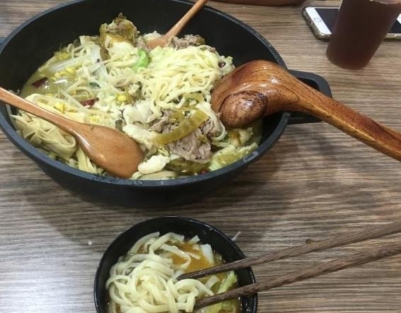 小巷見面酸菜魚面