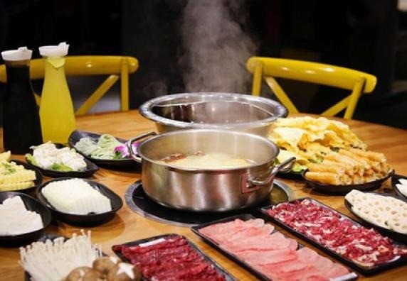 狠?；疱? /></p><p>在市場(chǎng)上，火鍋店鋪的經(jīng)營(yíng)模式是很相似的，選擇狠?；疱佋趺礃?不管是在火鍋底料、刷鍋菜、調(diào)料，每一個(gè)地方都讓消費(fèi)者贊嘆連連外，除了火鍋以外，火鍋搭配燒烤，用大醬湯和牛排鍋底的腦洞，黃豆醬、魚(yú)露、蘇子、蘇子葉，等多達(dá)數(shù)十種香料，炒制而成，一煮開(kāi)那香氣簡(jiǎn)直要沖坡屋頂。</p><p><img src=