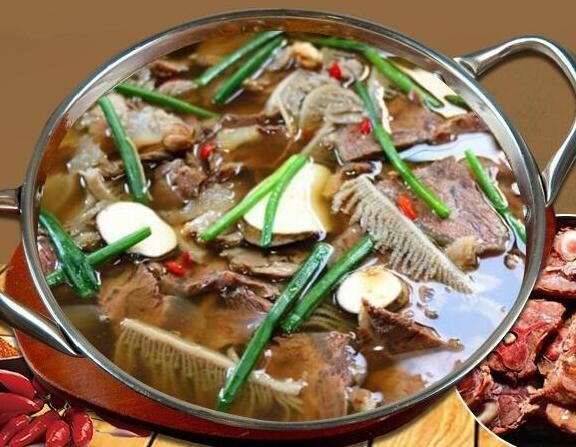 牛好?；疱? /></p><p>用來自山城特有氣候、大山里的中草藥，按祖?zhèn)髋浞胶蛯?duì)牛肉的一些深加工的科學(xué)處理，讓牛肉吃后無任何膻味、并且讓客戶吃后滋補(bǔ)、養(yǎng)生，并且按照科學(xué)的測(cè)算方法，每人每餐牛肉的攝入量不超過半斤，每家店按三十種以上燙菜+水果+點(diǎn)心，和十五種以上的調(diào)料，讓顧客既選點(diǎn)牛肉各部位系列和素菜自助的半自助餐模式。</p><p><img src=