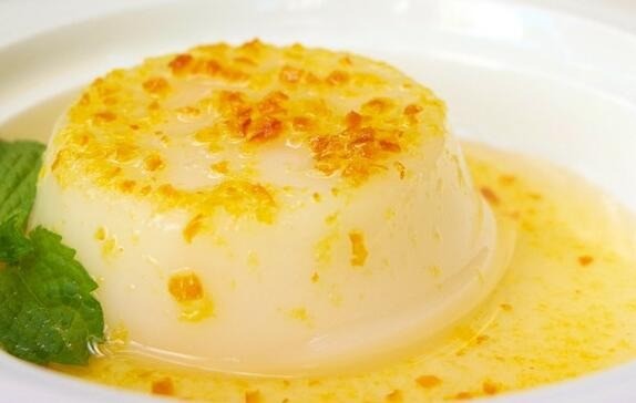 博山?jīng)龈? /></p><p>尤其在家宴上特別受老人和孩子們的歡迎和青睞。涼糕的制作原料易得，但按高良德先生留下的菜譜記錄卻非常講究規(guī)制。涼糕的食材主要包括江米、熟芝麻、冰糖、紅糖、青紅絲及玫瑰和鮮薄荷葉等。江米洗凈，用開水煮半熟再上籠蒸熟，涼透用布分成三個胚餅，取芝麻鋪底，胚餅壓平，撒上餡料，三個胚餅壓在一起，切成六公分長的菱形裝盤即可。此菜的絕妙之處就在于鮮薄荷葉切片絲撒在餅上，色澤碧綠、清香誘人。</p><p><img src=