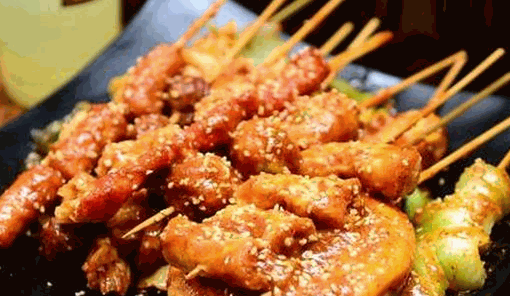 大獎(jiǎng)?wù)ù?/></p><p>大獎(jiǎng)?wù)ù偛繛閺V大加盟商提供了很多支持和保障，同時(shí)研發(fā)部門不斷的突破傳統(tǒng)的炸串口味，研制的新品，深受吃貨們的喜愛，在市場(chǎng)上越來(lái)越火，大獎(jiǎng)?wù)ù?dú)特的醬料非常的好吃，同時(shí)大獎(jiǎng)?wù)ù彩莿?chuàng)業(yè)投資非常優(yōu)秀的加盟項(xiàng)目。</p><p><p>大獎(jiǎng)?wù)ù用耸钱?dāng)前餐飲市場(chǎng)中非常受消費(fèi)者喜愛的炸串產(chǎn)品，憑借極高的知名度贏得了很大的市場(chǎng)份額，產(chǎn)品美味多樣，店面銷售暴利，深受各地消費(fèi)者和加盟商的喜愛，市場(chǎng)知名度和好評(píng)度直線上升，在國(guó)內(nèi)市場(chǎng)中獨(dú)樹一幟。</p></p><p><img src=