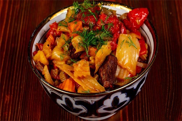 鴛鴦?dòng)? /></p><p><strong>公司介紹：</strong></p><p>濟(jì)南帝都餐飲管理有限公司位于山東省會(huì)泉城濟(jì)南，公司圍繞餐飲門店經(jīng)營(yíng)、項(xiàng)目包裝建設(shè)兩大核心業(yè)務(wù)不斷擴(kuò)大投資規(guī)模，深入推進(jìn)、自主創(chuàng)新、發(fā)展壯大。是一家集餐飲門店經(jīng)營(yíng)、餐飲項(xiàng)目包裝為一體的綜合型企業(yè)。</p><p>鴛鴦?dòng)謇溴伌愕漠a(chǎn)品十分重視產(chǎn)品的質(zhì)量，它具有獨(dú)立研制的技術(shù)人員，總部研制出來的底料，新鮮健康，色彩艷麗，口味醇厚，沒有任何的化學(xué)添加，有混合油麻辣味、清油麻辣的鍋底，符合各種口味的人群吃，十分符合群眾的口味。</p><p>一串串葷菜，一串串素菜，一串串感情，在哪紅紅的鍋里煮來。來一杯二鍋頭，杯中醉出情懷，街邊小凳一坐，老板快上菜來。袒胸露背，暢飲開懷，竊竊私語，訴說情懷。鴛鴦?dòng)謇溴伌阄樟藗鹘y(tǒng)火鍋的精華部分，在不改動(dòng)原有麻、辣、鮮、香的口味的基礎(chǔ)上進(jìn)行了創(chuàng)新研制，并且在底猜中加入了幾十種名貴中草藥，通過慢火熬制而成，湯底新鮮并且健康。</p><p><img src=