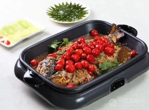 排隊(duì)貓小份烤魚