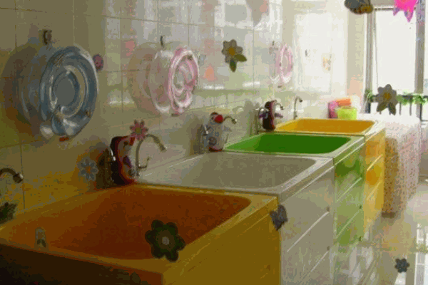 嬰幼盡有嬰兒游泳館