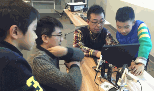 新創(chuàng)客機器人