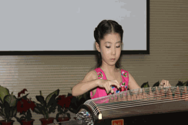 鼎聞?dòng)仔°暯? /></p><p>鼎聞?dòng)仔°暯幼⒅鼐C合素質(zhì)教育，以常規(guī)培養(yǎng)、習(xí)慣養(yǎng)成、思維訓(xùn)練(數(shù)學(xué)基礎(chǔ)、珠心算)、拼音讀寫、寓言成語故事、經(jīng)典古詩誦讀為特色，以上?？萍冀逃霭嫔缬仔°暯訉W(xué)前教材為主線，結(jié)合海淀區(qū)小學(xué)一年級(jí)新課標(biāo)和鼎聞學(xué)校專有獨(dú)特的幼小銜接學(xué)前教材，科學(xué)施教設(shè)立國學(xué)弟子規(guī)識(shí)字、社會(huì)常識(shí)、科學(xué)知識(shí)、牛津少兒英語、兒童繪畫、音樂合唱、跆拳道、游戲等課程。</p><p><img src=